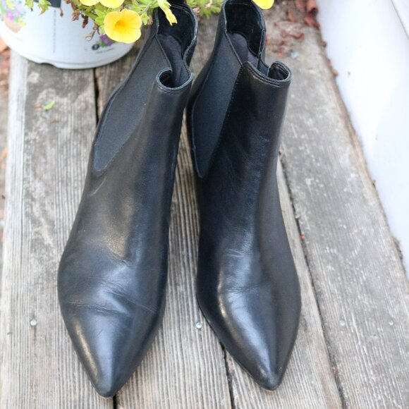 Sam Edelman Katt Black Leather Pointy Toe Kitten Heel Chelsea Bootie Sz 6.5 - Picture 2 of 8